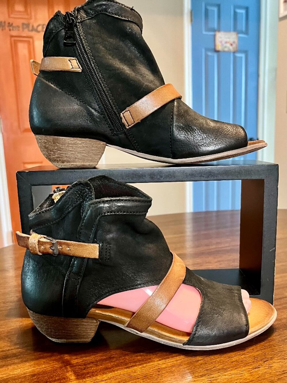 Black & Tan Leather Miz Mooz Carter Peep-Toe Sandals Size 38 (7.5-8)
